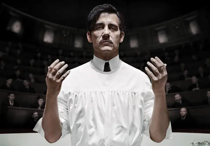 Dr. Thackery, jeden z bohaterów "The Knick", przemawia do publiczności w sali wykładowej.