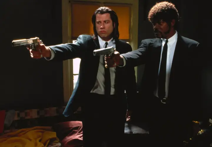Vincent Vega i Jules Winnfield z Pulp Fiction, filmu często uznawanego za jeden z 10 najlepszych filmów wszechczasów, celują z broni.