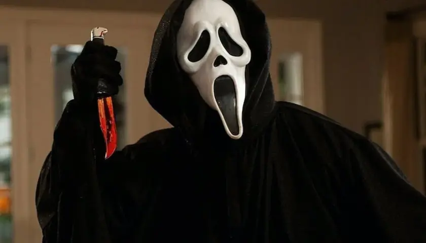 Postać w masce Ghostface z filmu "Krzyk" trzyma nóż.
