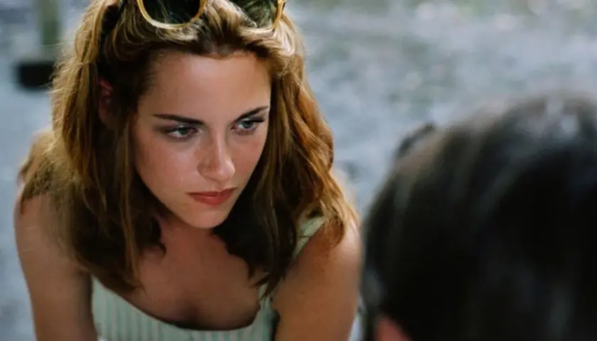 Kristen Stewart w "Zmierzchu" miała 17 lat. Na zdjęciu widać jej twarz z okularami na głowie.