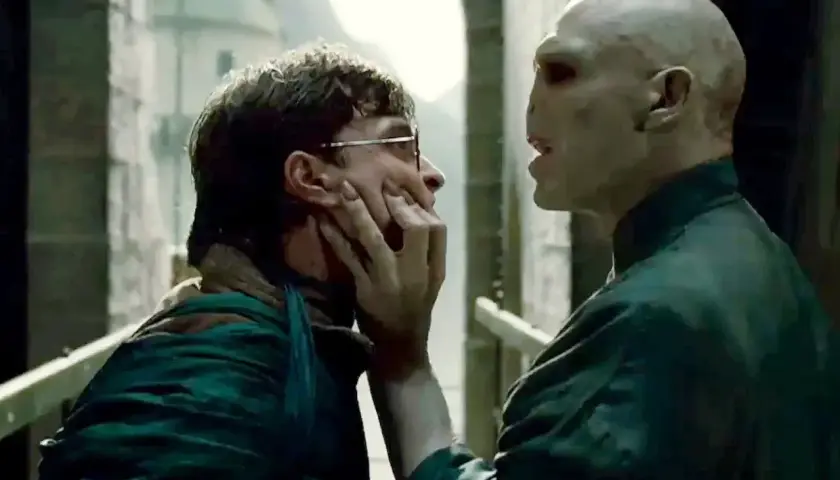 Harry Potter i Lord Voldemort w dramatycznym starciu. David Yates, który wyreżyserował ten film, uchwycił napięcie.