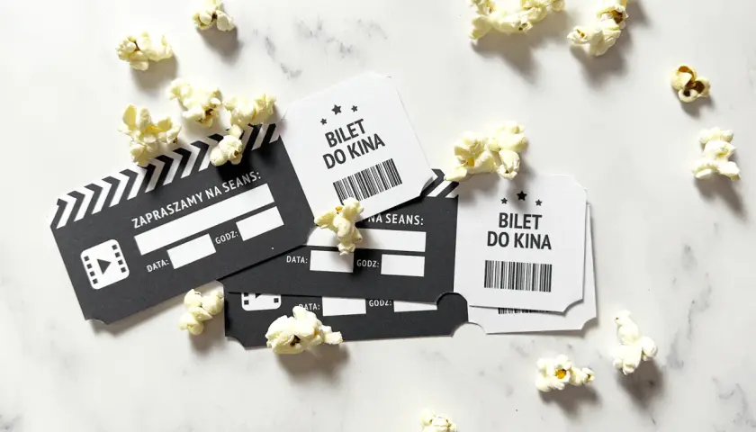 Jak kupić bilety do kina? Na zdjęciu bilety do kina i popcorn.