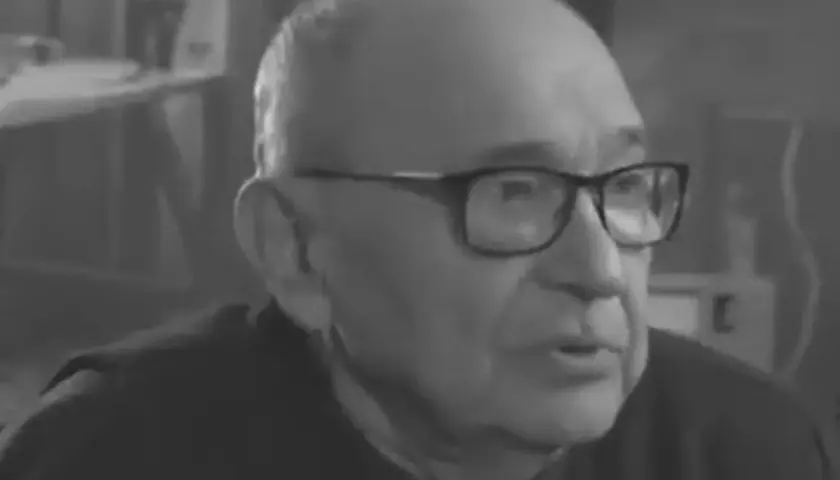 Starszy mężczyzna w okularach, Stanisław Lenartowicz, opowiada o swoich filmach.