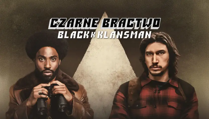 Dwóch mężczyzn, jeden z afro, drugi w kratę, w tle napis "Czarne bractwo Blackkklansman".