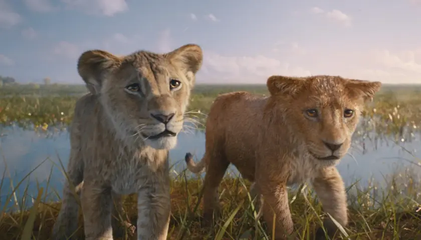 Dwa lwiątka, Simba i Nala, w realistycznej wersji Króla Lwa, stoją na tle sawanny i wody.