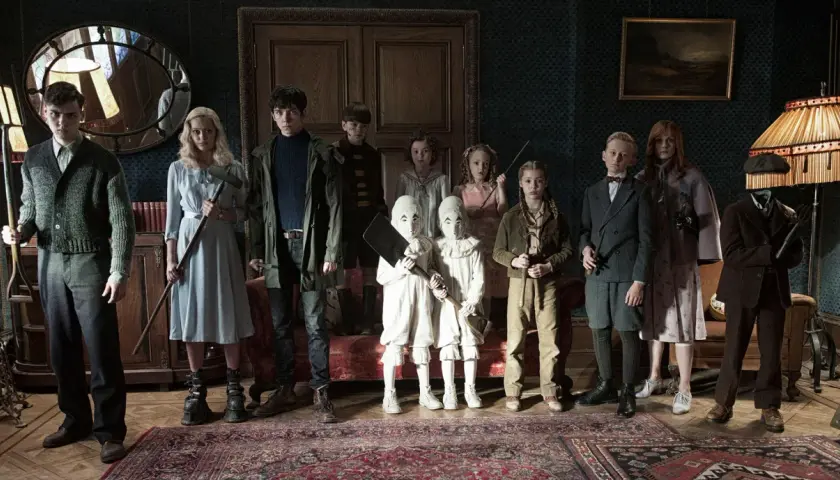 Dzieci z filmu "Osobliwy dom Pani Peregrine" pozują z dziwnymi przedmiotami.