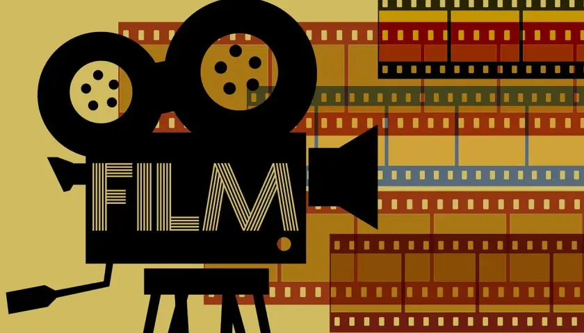Stylizowana kamera filmowa z napisem "FILM" i taśmami filmowymi w tle. To wizualizacja ekranizacji i adaptacji.