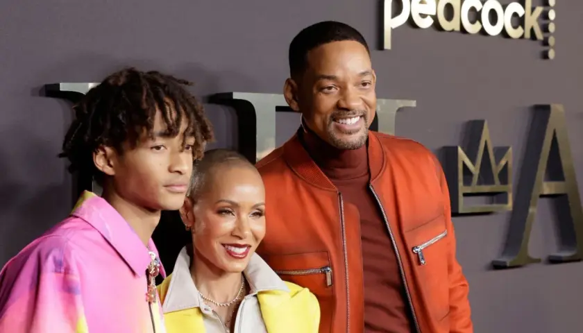 Will Smith, Jada Pinkett Smith i Jaden Smith pozują do zdjęcia. Will Smith, który ma 55 lat, uśmiecha się szeroko.