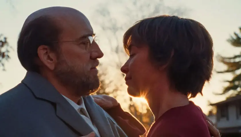 Intymny moment w filmie, który w swojej recenzji nazwałem "dream scenario". Słońce zachodzi za plecami pary.
