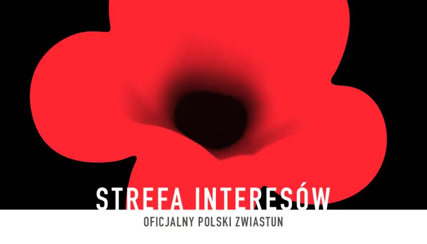 Czerwony mak na czarnym tle z białym napisem "STREFA INTERESÓW".