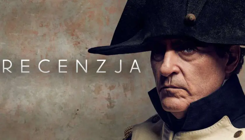 Napoleon recenzja filmu: zbliżenie na twarz aktora w historycznym stroju, z widocznym napisem "RECENZJA".