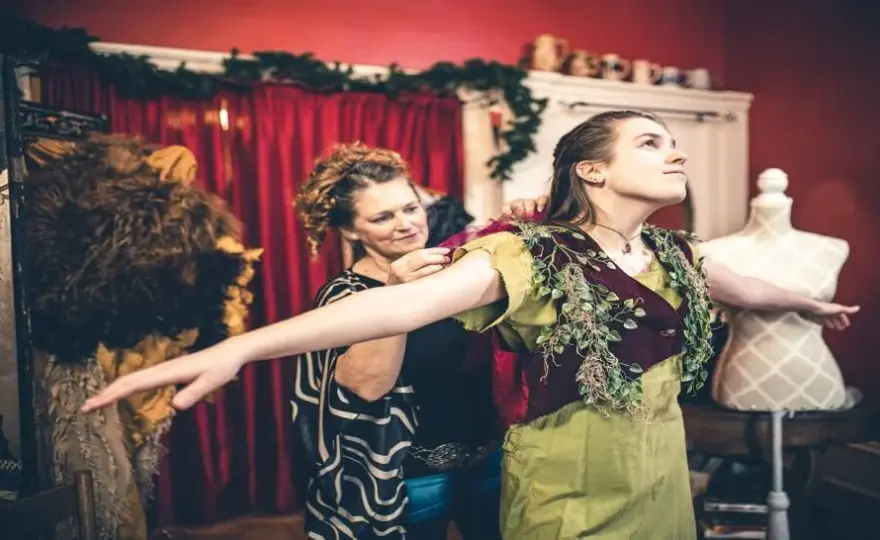 Kto szyje kostiumy dla aktorów: poznaj specjalistów teatralnych i filmowych