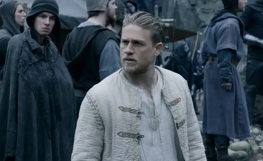Obsada filmu Król Artur: Legenda miecza - Hunnam, Law i inni