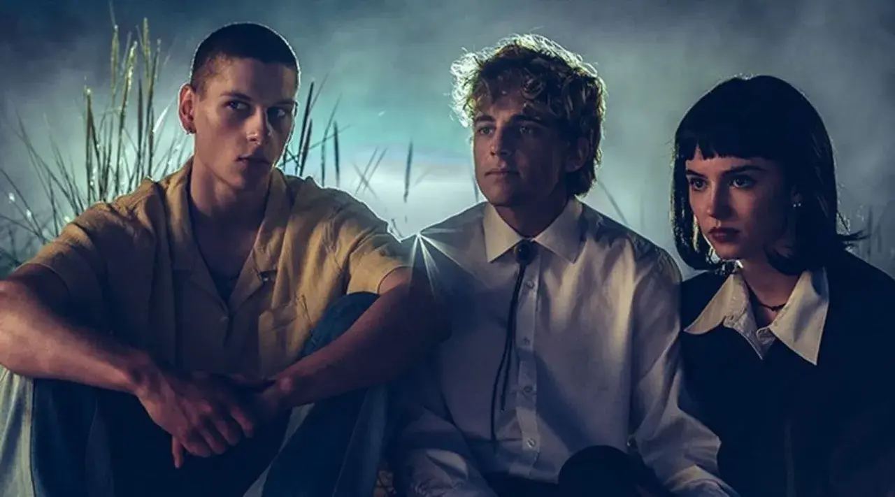 Trójka młodych ludzi w mrocznym klimacie. Zastanawiasz się, co obejrzeć na Netflix? Ta produkcja może Cię zainteresować.