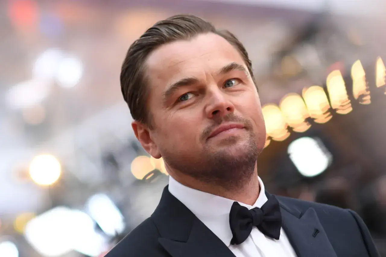 Leonardo DiCaprio w garniturze z muszką. Zastanawiasz się, ile zarabia Leonardo DiCaprio?
