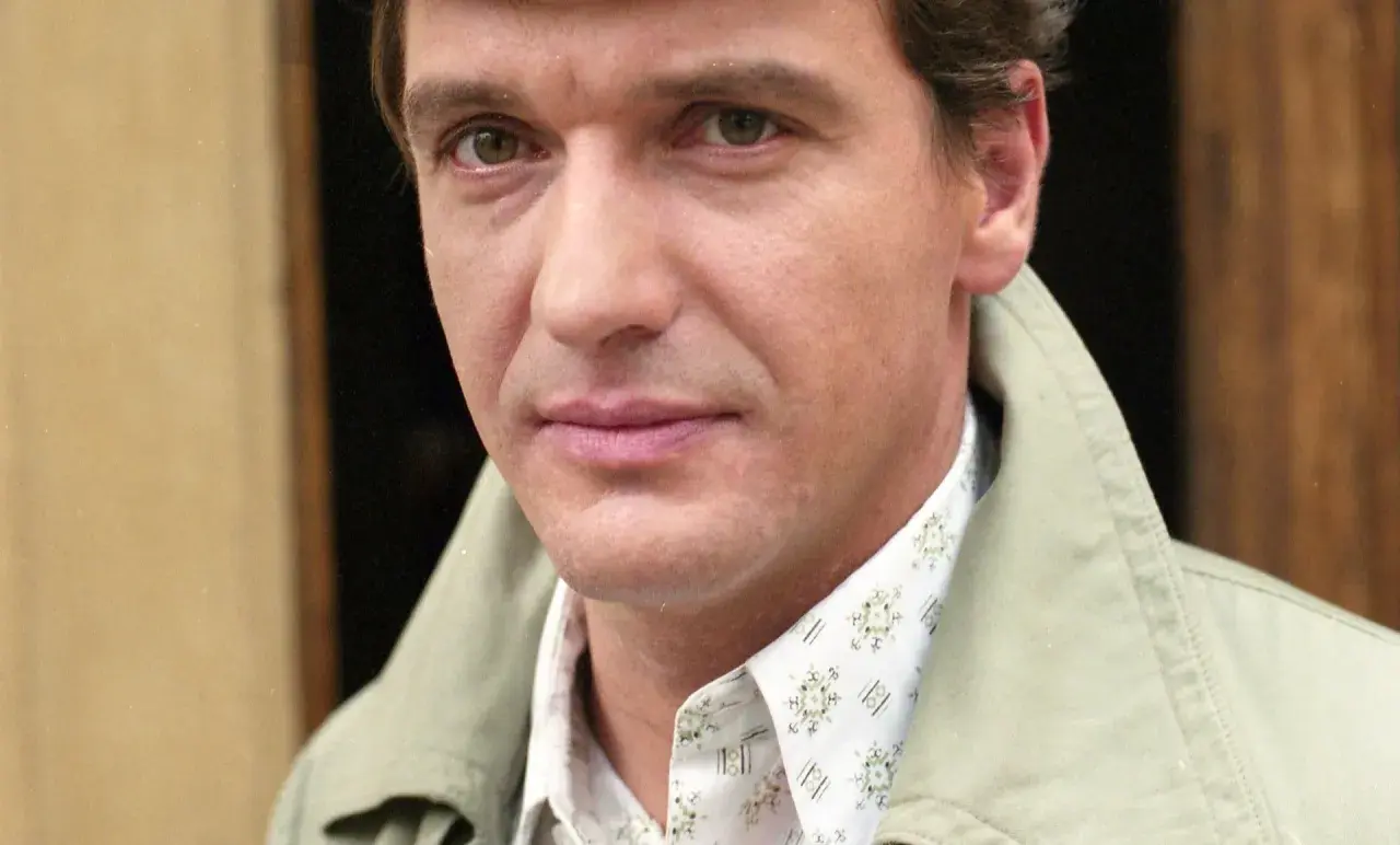 Portret mężczyzny w jasnej kurtce i wzorzystej koszuli. Wiele osób szuka informacji, jak zmarł Dariusz Siatkowski.