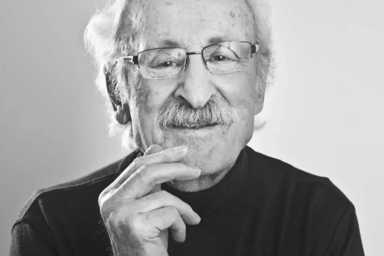 Portret Franciszka Pieczki, aktora, którego pamiętamy od kiedy zmarł. Jego charakterystyczny wąs i okulary.