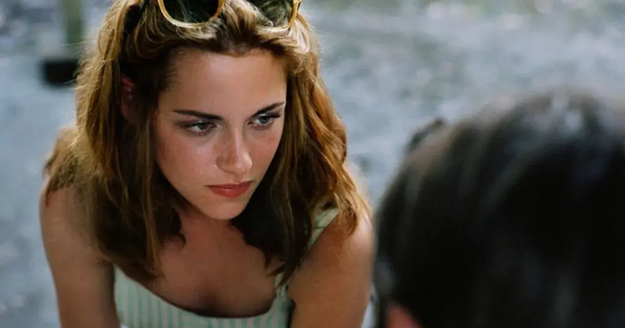 Kristen Stewart w "Zmierzchu" miała 17 lat. Na zdjęciu widać jej twarz z okularami na głowie.