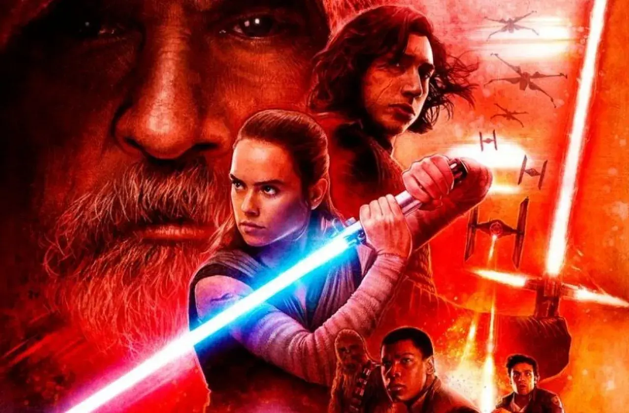 Gwiezdne Wojny Ostatni Jedi: Rey z mieczem świetlnym, Kylo Ren, Luke Skywalker i inni bohaterowie w ogniu walki.