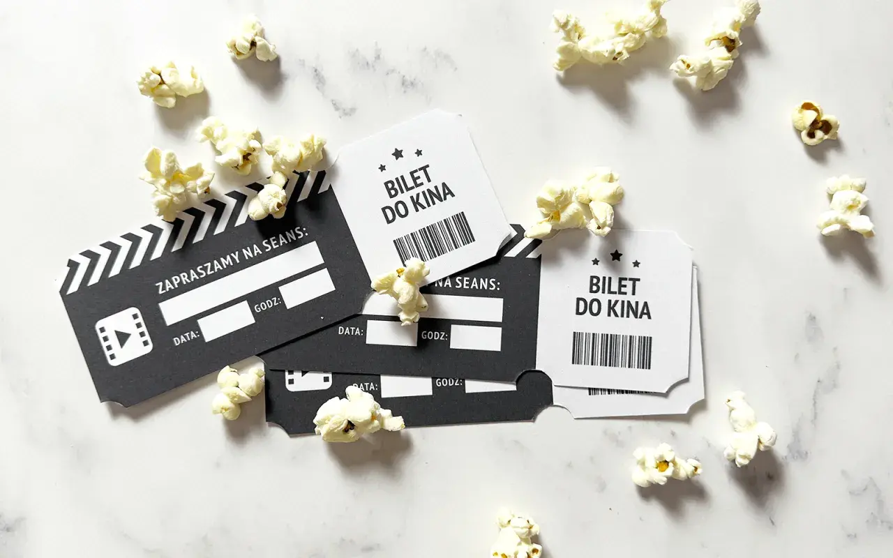 Jak kupić bilety do kina? Na zdjęciu bilety do kina i popcorn.