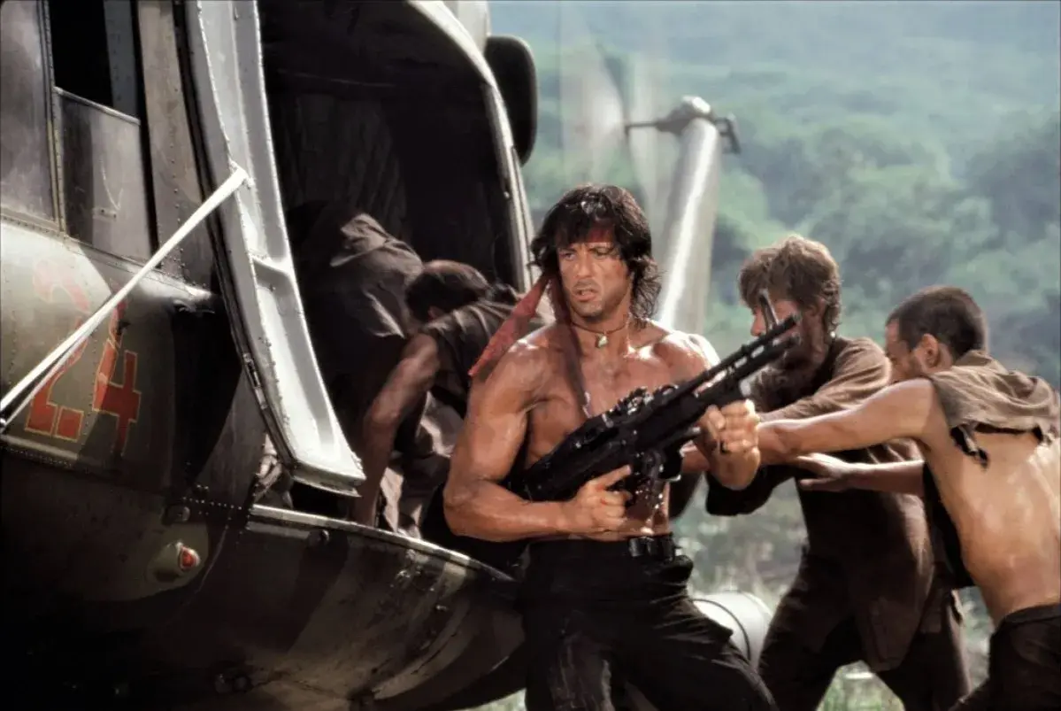 Rambo z karabinem wychodzi ze śmigłowca. Ile jest części Rambo? To pytanie zadaje sobie wielu fanów.