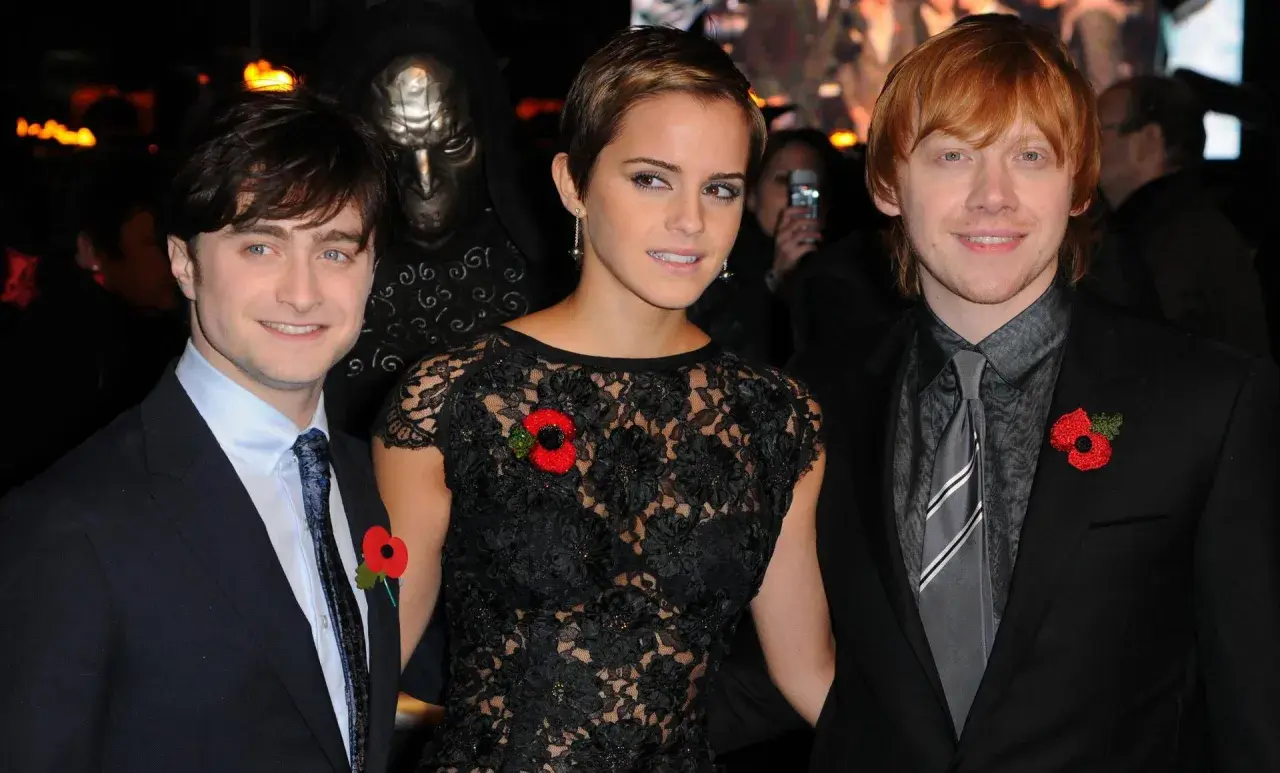 Daniel Radcliffe, Emma Watson i Rupert Grint na premierze. Ciekawe, ile zarobiła Emma Watson na Harrym Potterze, grając Hermionę.