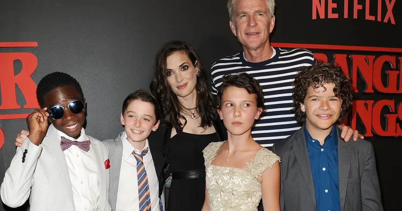 Aktorzy z "Stranger Things" pozują do zdjęcia. Millie Bobby Brown, która gra Eleven, wygląda na około 16 lat, co sugeruje, że w 4. sezonie mogła mieć podobny wiek.