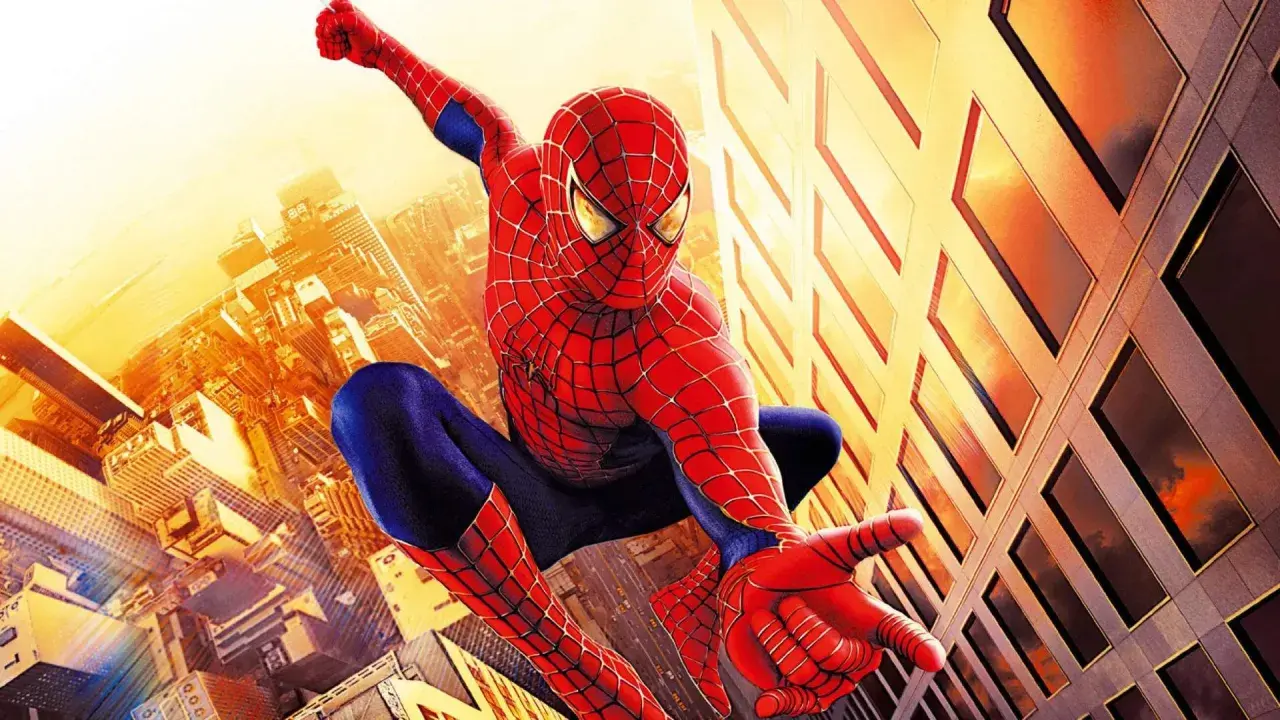 Spider-Man w akcji nad miastem. Chcesz wiedzieć, jak oglądać Spidermana po kolei? Zacznij od tej ikonicznej sceny!