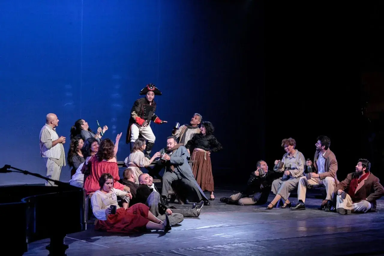 Scena teatralna z ludźmi w strojach historycznych. Zastanawiasz się, ile zarabia aktor w Polsce?