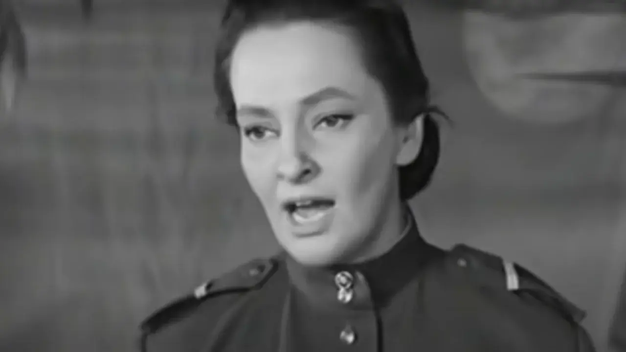 Hanna Skarżanka w mundurze wojskowym, scena z jednego z jej filmów.