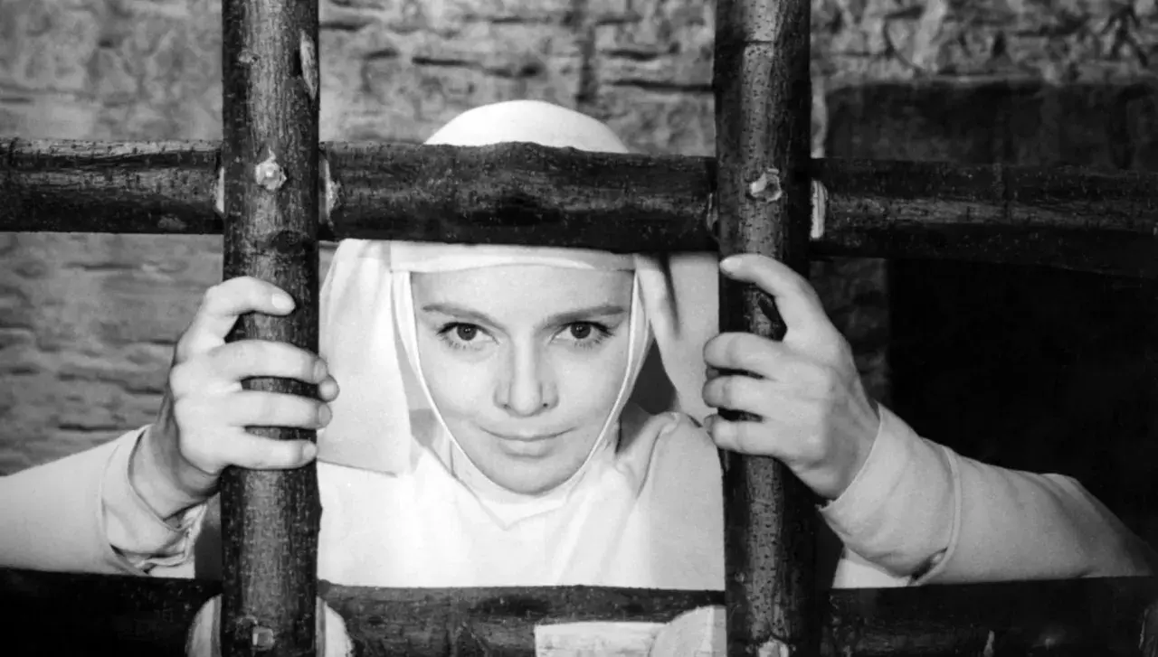 Młoda zakonnica za kratami, scena z jednego z najlepszych starych polskich filmów.