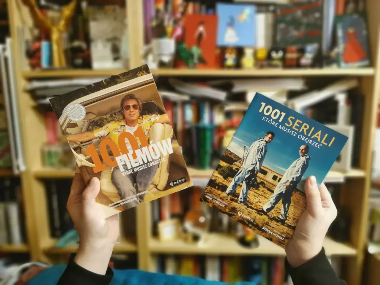 Dwie książki: "1001 filmów, które musisz zobaczyć" z Bradem Pittem i "1001 seriali, które musisz obejrzeć". Idealne na wieczory z kultowymi filmami i serialami.