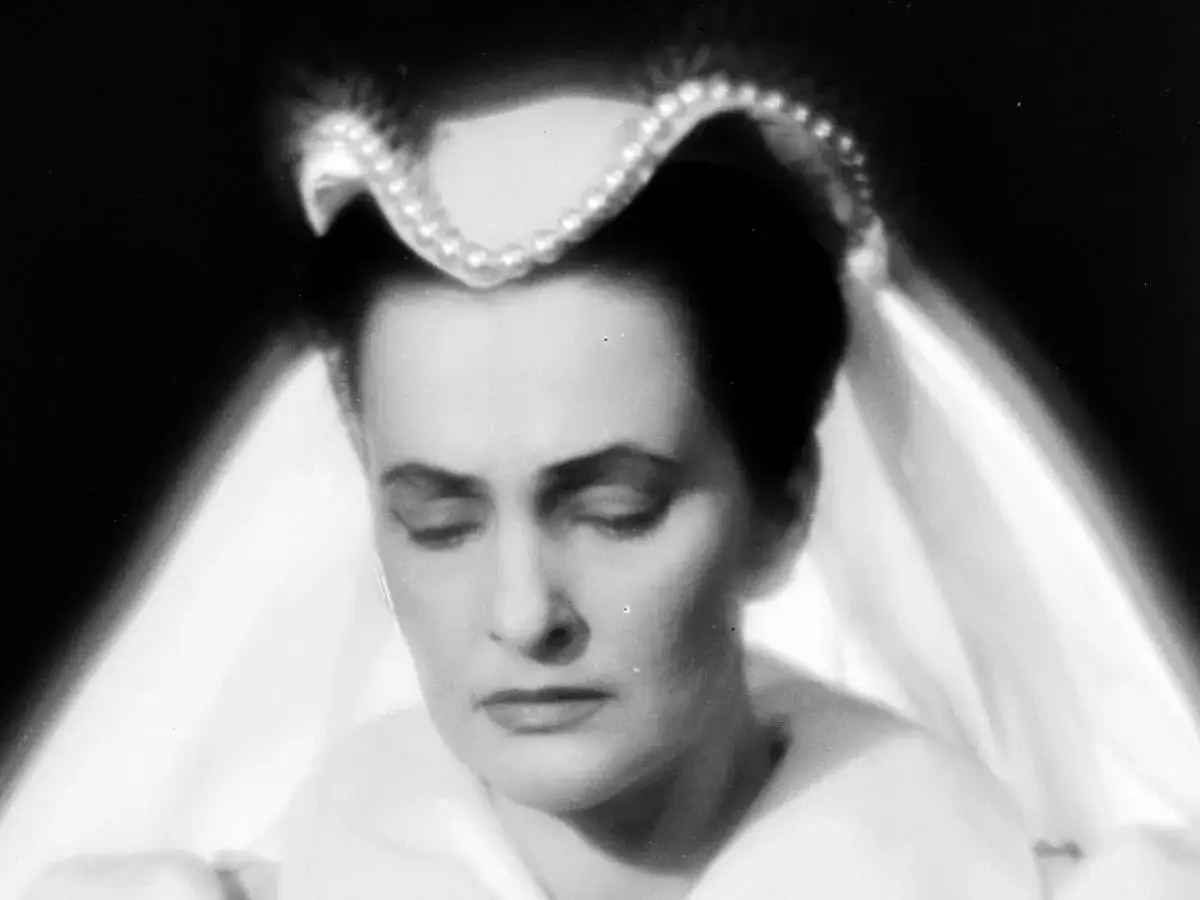 Portret Hanny Skarżanki w welonie i perłowej opasce, jak z jej filmów.