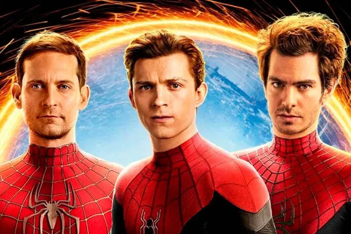 Spider-Man w czerwonym stroju wisi na budynku. Chcesz wiedzieć, jak oglądać Spidermana po kolei? Zacznij od pierwszego filmu!