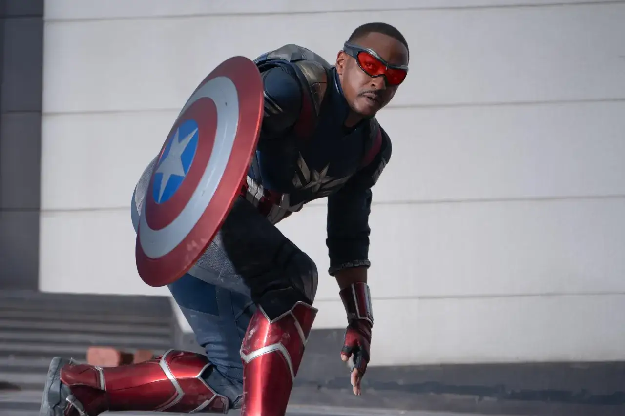 Sam Wilson jako Kapitan Ameryka z filmu, w swoim nowym stroju, gotowy do walki z tarczą.