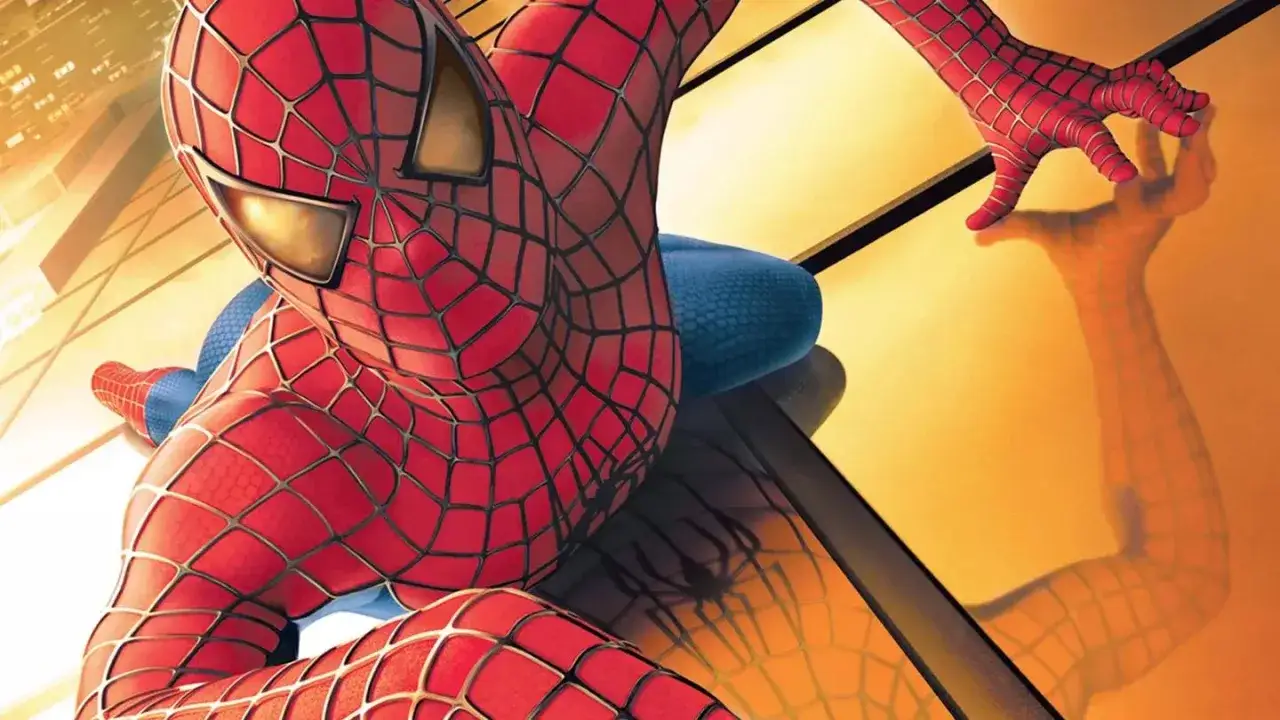Spider-Man w czerwonym kostiumie z niebieskimi akcentami, wspinający się po złotej ścianie. Ile jest części Spider-Mana? To pytanie zadaje sobie wielu fanów.