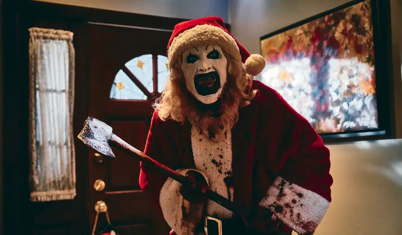 Przerażający Mikołaj z siekierą, ubrudzony krwią, zapowiada nadchodzący horror Terrifier 3.