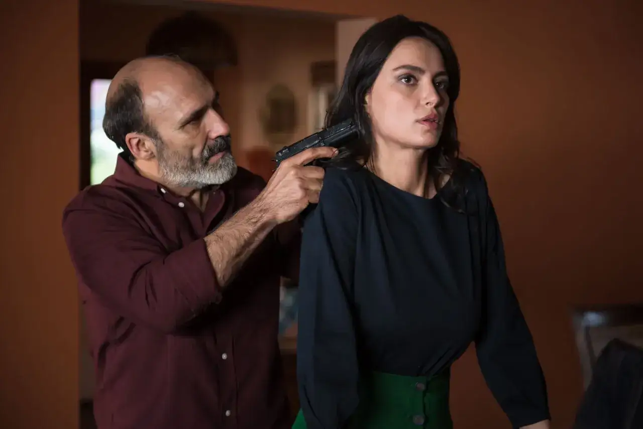 Mężczyzna z pistoletem przy skroni kobiety. Napięta scena z filmu 