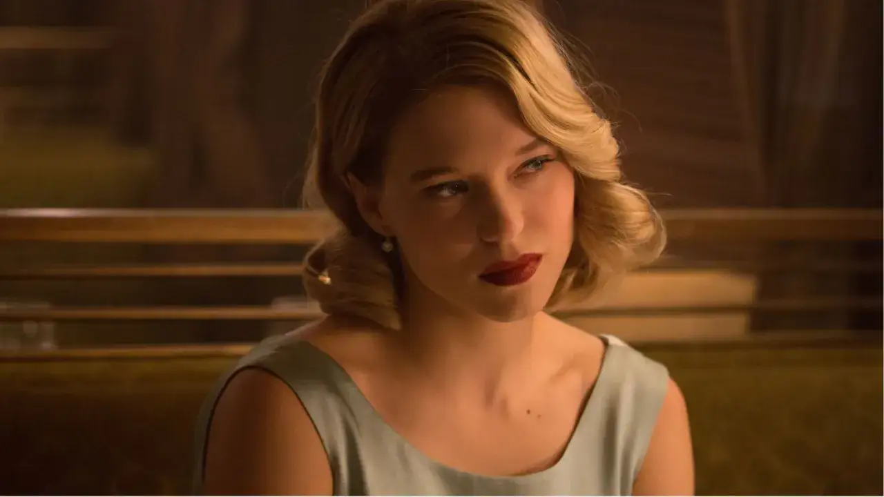 Léa Seydoux w eleganckiej sukience, z burzą blond loków i czerwoną szminką. Wiele jej filmów zapada w pamięć.