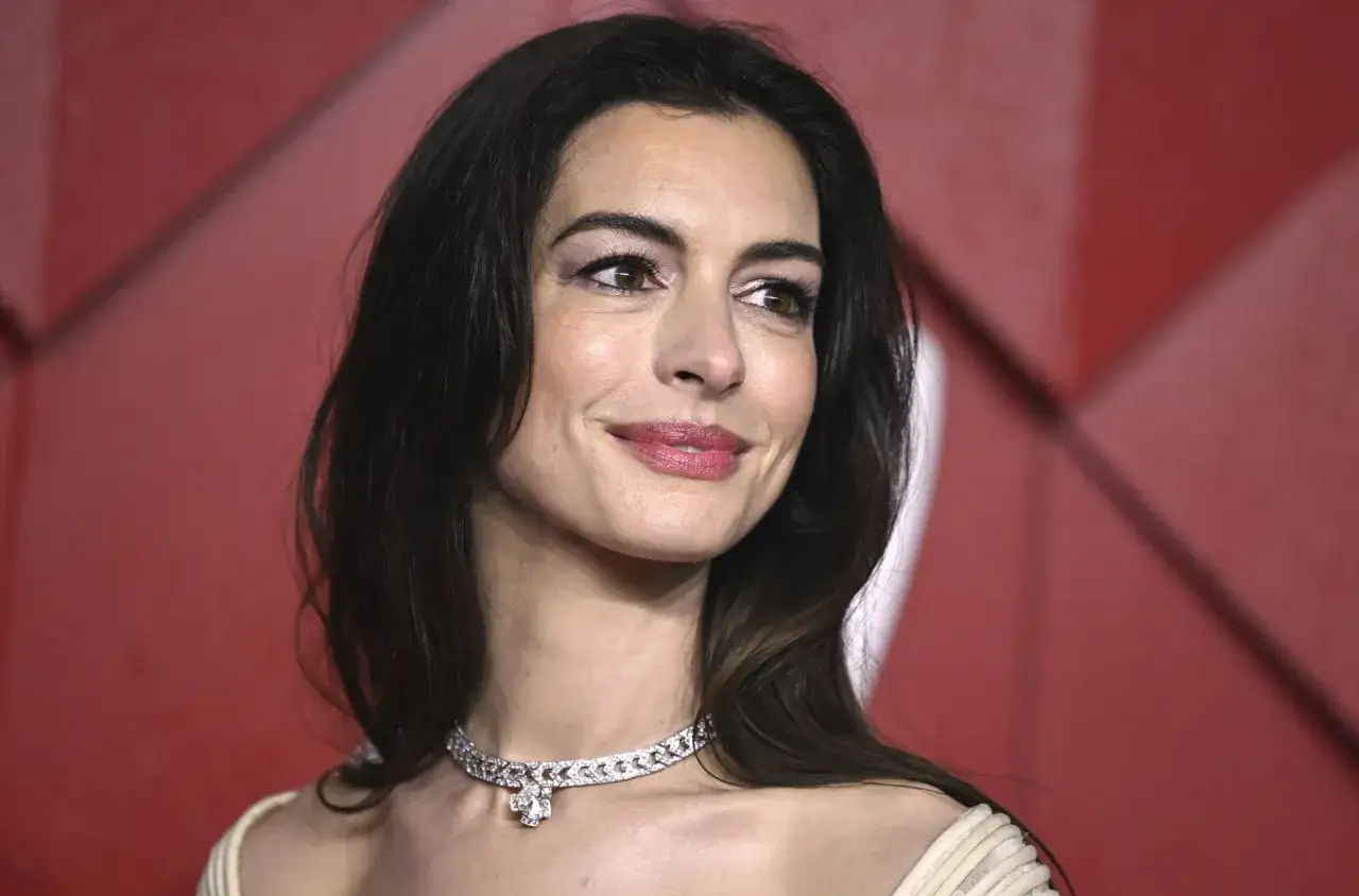 Uśmiechnięta Anne Hathaway w diamentowym naszyjniku. Ciekawe, ile lat ma Anne Hathaway, gdy wygląda tak promiennie?