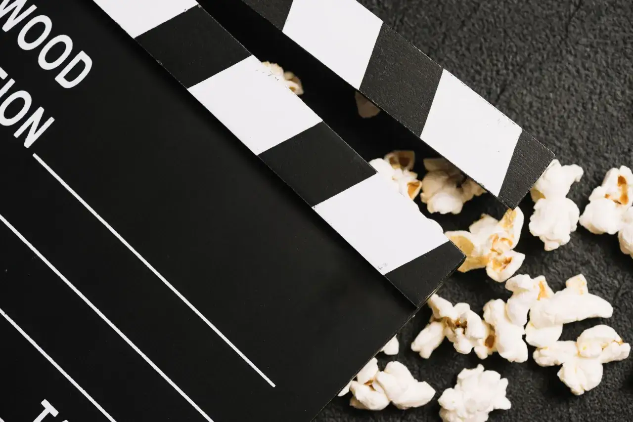 Kamera, akcja! Popcorn i klaps filmowy zapowiadają ekscytujące premiery kinowe 2026.