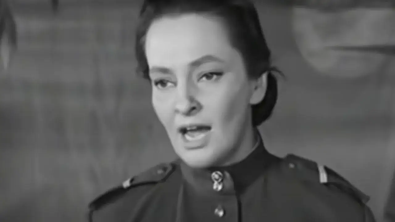 Hanna Skarżanka w mundurze wojskowym, scena z jednego z jej filmów.