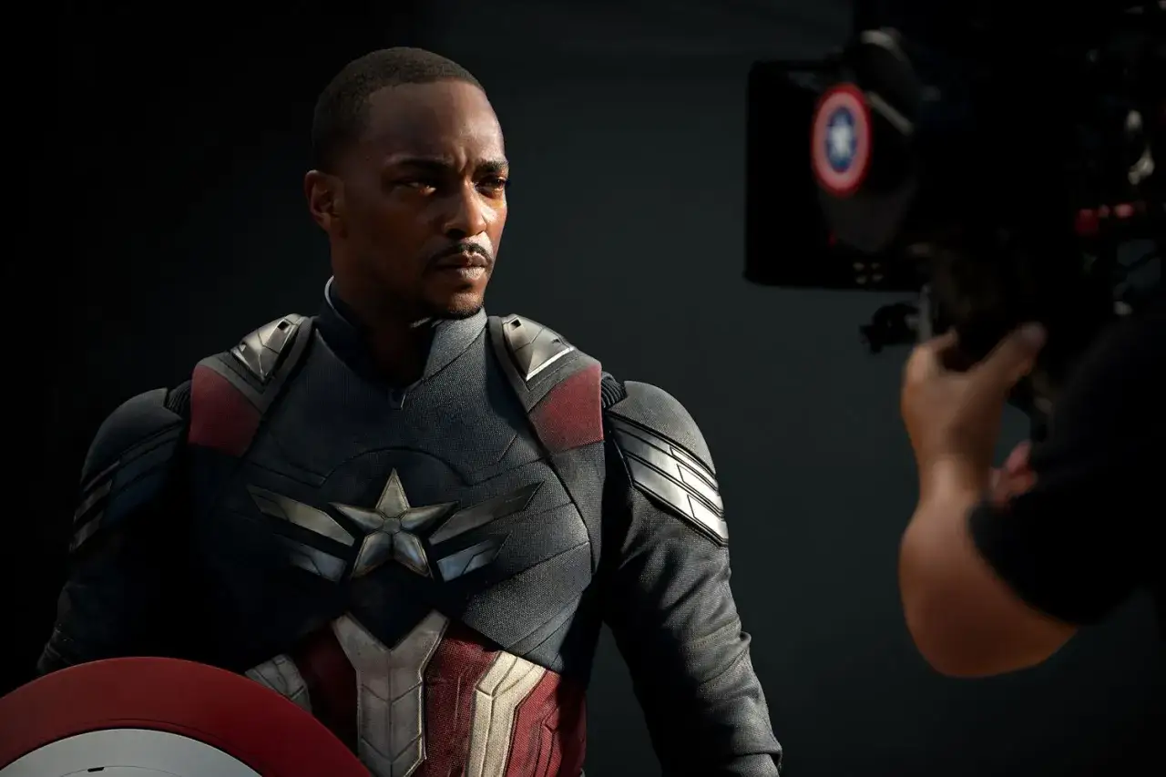Sam Wilson jako nowy Kapitan Ameryka filmu, w swoim ikonicznym stroju, przygotowuje się do ujęcia.