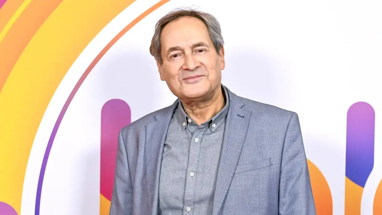 Jerzy Zelnik, znany z wielu niezapomnianych ról w polskich filmach, prezentuje się elegancko w szarym garniturze.