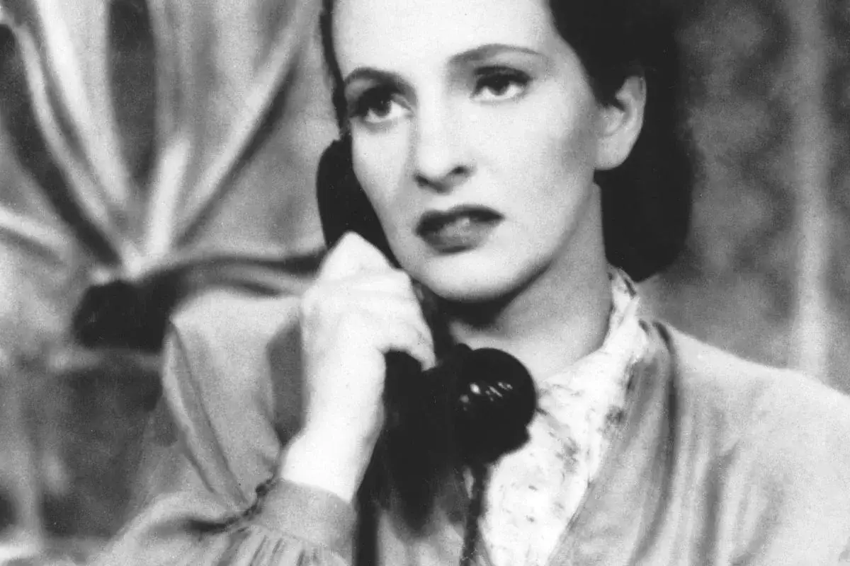 Hanna Skarżanka w filmach, trzymająca słuchawkę telefonu, zamyślona.