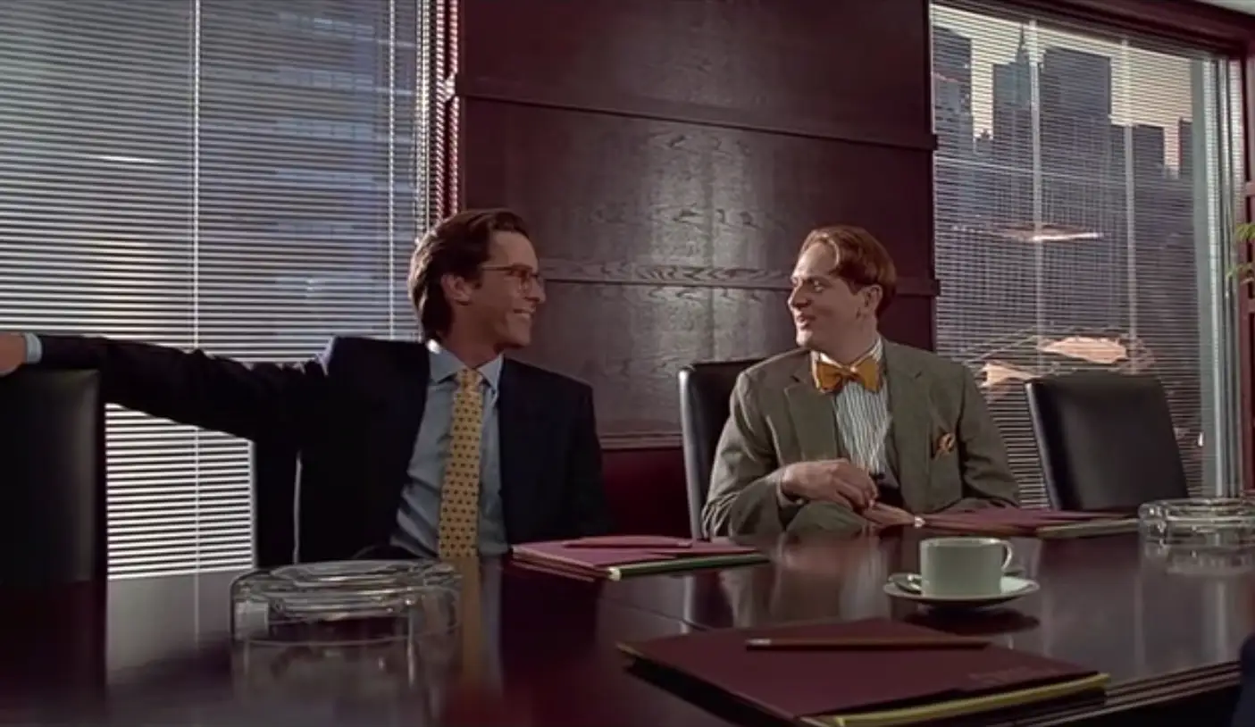 Patrick Bateman i jego kolega rozmawiają w biurze. Czy Patrick Bateman naprawde zabijał? Pytanie pozostaje otwarte.