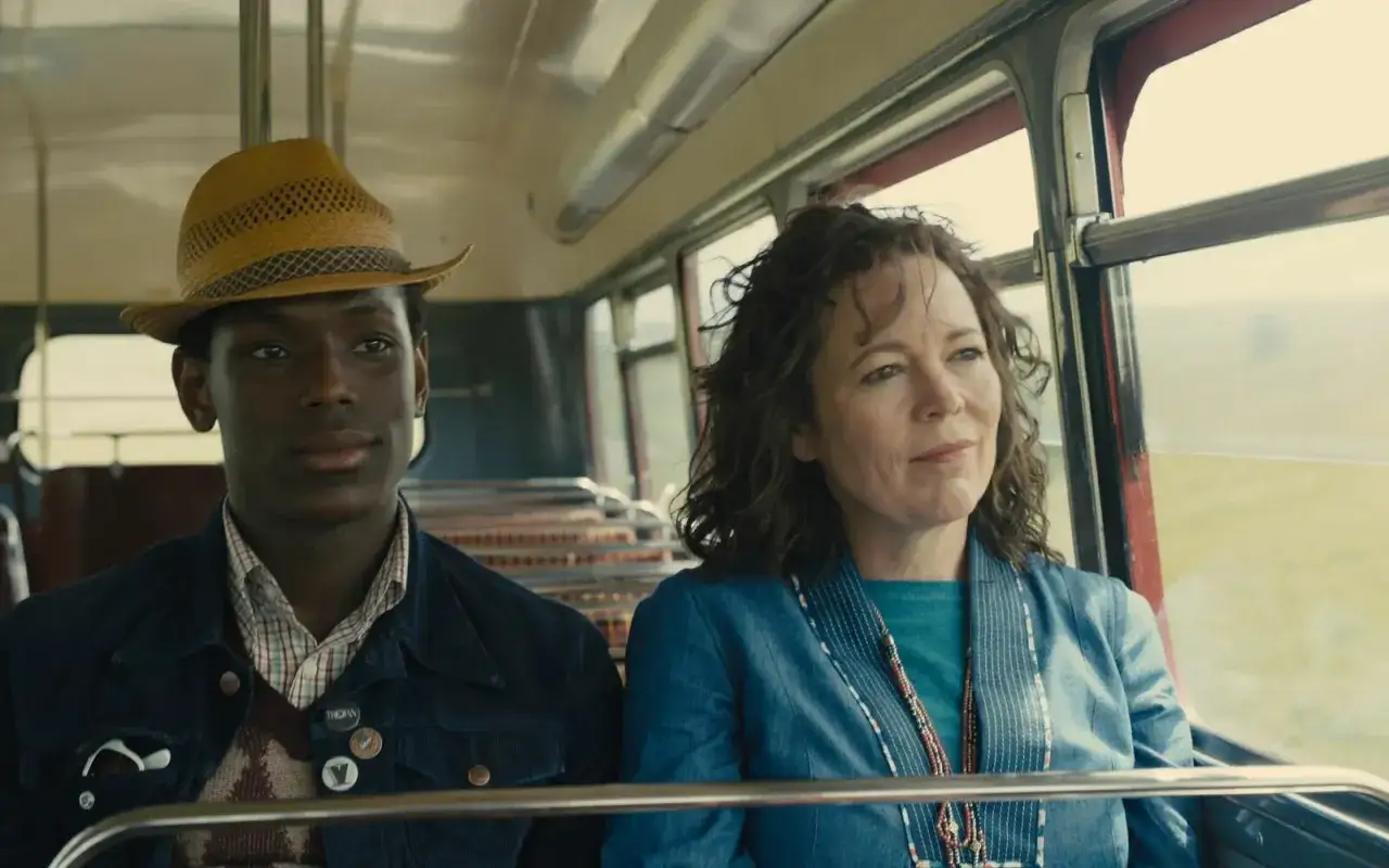 Młody mężczyzna w kapeluszu i kobieta siedzą obok siebie w autobusie. Scena z filmu 