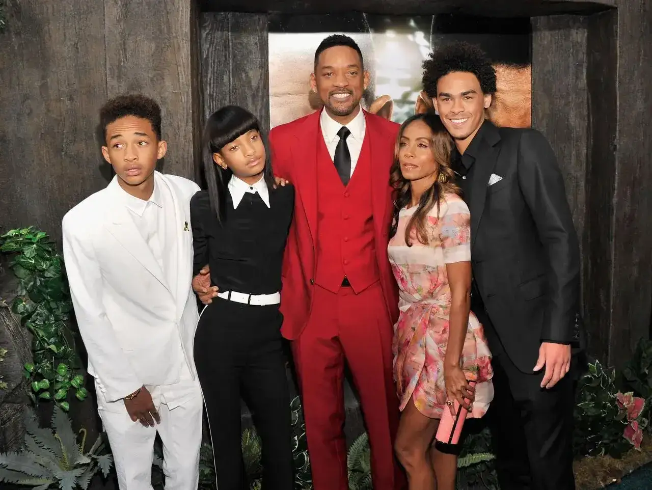 Rodzina Smithów na premierze. Will Smith, ubrany na czerwono, góruje nad resztą. Ciekawe, ile wzrostu ma Will Smith, bo wydaje się być najwyższy.