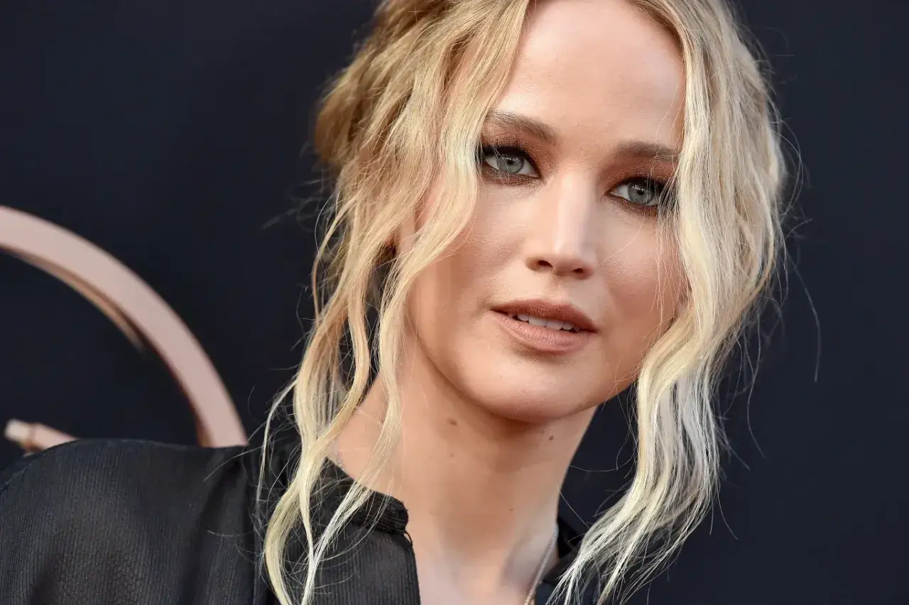 Zbliżenie na Jennifer Lawrence, która wygląda na młodą i pełną uroku. Jej wiek to 33 lata.