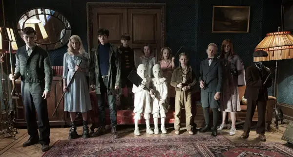 Dzieci z filmu "Osobliwy dom Pani Peregrine" pozują z dziwnymi przedmiotami.